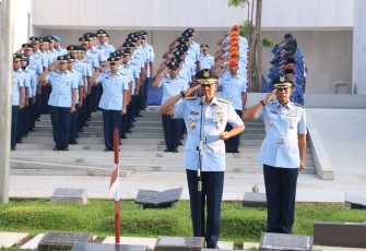 Pangkoopsud I saat Pimpin Ziarah ke Taman Makam Tokoh Bangsa Karet Bivak