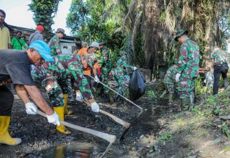  Kodim 0320/Dumai Dengan Unsur Terkait Laksanakan Karya Bakti di Pasar Bundaran, Kecamatan Dumai Timur, Kota Dumai, Jumat (8/12)