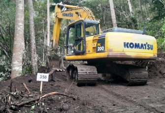 Dengan menggunakan alat berat satgas personil satgas TMMD Kodim 1310/Bitung bekerja dengan Extra