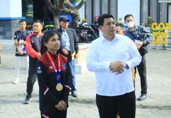Bupati Samosir bersama Atlet Wushu Rosa Malau