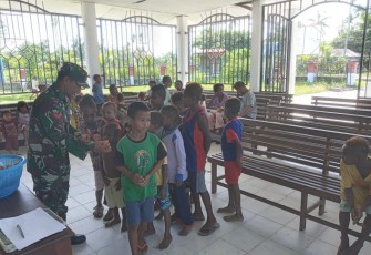 Babinsa Koramil 1710-07/Mapurujaya Koptu Redemtus Riyanto melaksanakan kegiatan pembagian PMT (Pembagian Makanan Tambahan) berupa telur rebus kepada anak-anak yang masuk dalam kategori stunting, bertempat di Balai kelurahan Wania, Distrik Mimika Timur, Kab. Mimika, Kamis (28/12/2023)