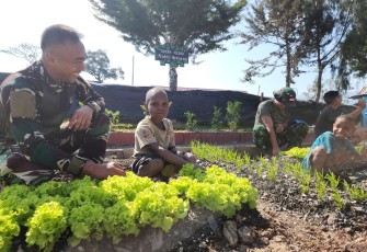 Satgas 330 Edukasi Ajak anak Bercocok Tanam dan Panen Sayuran
