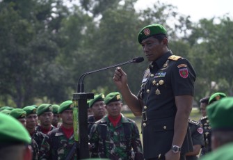 Komandan Korem 143/HO Brigjen TNI Ayub Akbar memimpin serah terima jabatan 2 pejabat Komandan Satuan (Dansat) jajaran Korem 143/HO yang berlangsung di lapangan Pancasila Yonif 725/Woroagi