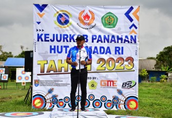 Danlanal Cilacap Kolonel Laut (P) Bambang Subeno Saat Membuka Kejurkab Panahan Danlanal Cup 2023