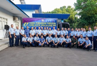 Panglima Koops Udara I Marsda TNI Mohammad Nurdin bersama "Parasena" Alumni AAU 96 Gelar Bakti Sosial untuk Masyarakat Kelurahan Jatiwaringin, Kecamatan Pondok Gede, Kota Bekasi