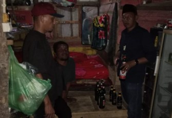 Kanit Reskrim Polsek Padang Bolak (Pakai Peci), Iptu Mulyadi, Himbauan dan Larangan terhadap pemilik warung untuk tidak sediakan minuman yang berkadar Alkohol.