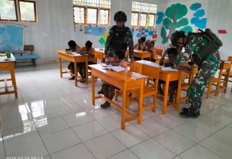 Satgas Yonif Raider 142/KJ saat di SD Inpres Eragayam, Desa Wurigelebur, Distrik Eragayam, Kabupaten Mamberamo Tengah, Provinsi Papua Pegunungan, Kamis (2/3/2023).