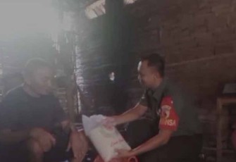 Babinsa Kodim 0802/Ponorogo saat Masuk Dapur Bantu Warga Kurang Mampu