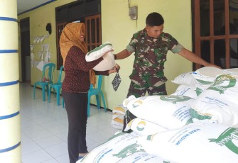 Babinsa Kodim 0802/Ponorogo saat Pendampingan dan Monitoring Penyaluran Bantuan Cadangan Pangan Pemerintah