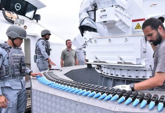 Bakamla RI saat melakukan uji fungsi senjata SMASH 30 MM yang di awasi langsung oleh Kepala Biro Sarpras Bakamla RI Laksma Bakamla Rudi Parulian Simorangkir di Pulau Petong, Batam, Minggu (24/12/2023).