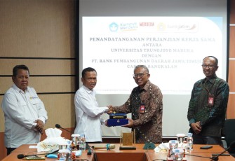 Kerja sama digelar di Gedung Rektorat Universitas Trunojoyo Madura dilakukan oleh Pemimpin Bank Jatim Cabang Bangkalan Tjitjuk Soesilo Pribadi dan Rektor Universitas Trunojoyo Madura Dr. Safi’, S.h., M.H. dengan disaksikan langsung oleh Direktur Manajemen Resiko Bank Jatim Eko Susetyono.