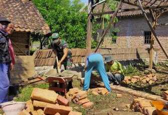 Babinsa Koramil Wungu saat Bantu Warga Bangun Rumah