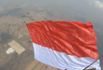 Denjaka melaksanakan penerjunan Kibarkan Bendera Merah Putih Raksasa di Langit Kertajati