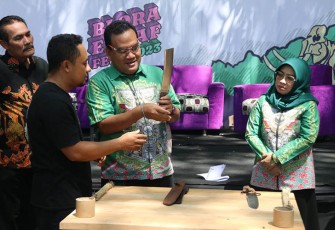Bupati Blora Arief Rohman melihat produk UMKM di acara Festival Ekonomi Kreatif di Blora.