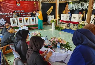 Pemilih dan petugas tampak antusias mengikuti simulasi TPS Pemilu 2024 di Desa Banjarejo Kecamatan Banjarejo Kabapaten Blora.