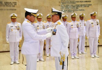 Kasal saat Sematkan Tanda Kehormatan Bintang Jalasena Pratama Kepada Perwira Tinggi TNI AL 