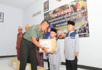 Kodim 0806/Trenggalek menggelar kegiatan bakti sosial dengan memberikan bantuan sosial berupa Sembako kepada para Veteran, Warakawuri, dan anak yatim. Kegiatan ini dilaksanakan dengan penuh kehangatan di Aula Makodim 0806/Trenggalek, Rabu (13/12/2023)