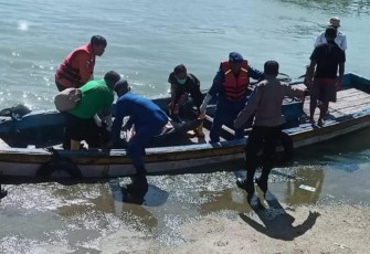 Proses evakuasi mayat mengapung di Pathok Gebang Desa Jengglungharjo, Kecamatan Tanggunggunung, Kabupaten Tulungagung oleh tim gabungan 