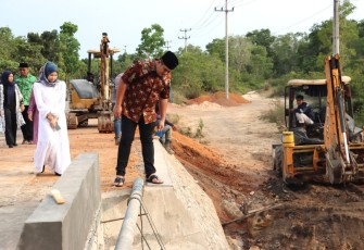 Bupati Bintan Roby saat Tinjau Perbaikan Jalan Lintas Barat