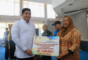 Bupati Bintan Roby Kurniawan SPWK saat turut menyerahkan bantuan secara simbolis.