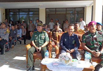 Kasdim 1310/Bitung (Kiri) Menggunakan Pakaian PDH saat mengikuti apel Mantap Brata Di Mapolres Bitung