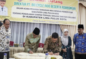 Penandatanganan naskah kerjasama keduanya oleh Bupati Limapuluh Kota, Safaruddin dan Direktur Utama PT.Bio Cycle Indonesia, Budi Tanaka di pendopo rumah dinas bupati, Labuah Basilang.