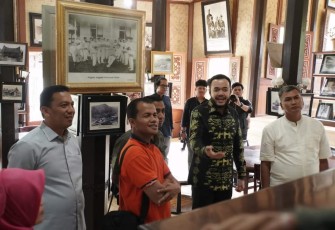 Pangdam III/Siliwangi, Mayjen TNI Kunto Arief Wibowo mengapresiasi Pusat Dokumentasi dan Informasi Kebudayaan Minangkabau.