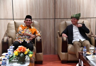 Gubernur Kepri Ansar Ahmad menggelar pertemuan dengan UKP Bidang Kerjasama Pengentasan Kemiskinan dan Ketahanan Pangan Muhammad Mardiono di Graha Kepri Kota Batam, Sabtu (2/9).