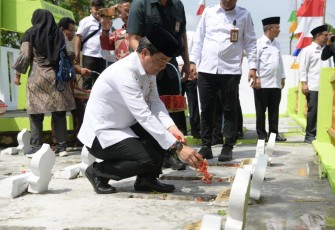 Dirjen PPKTrans Ginting Munthe Tabur Bunga Makam Pioner Transmigrasi