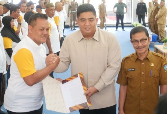 Pengukuhan Satuan Petugas (Satgas) Kebersihan RW di Lingkungan Kabupaten Bintan, Selasa (08/08) di Aula Bandar Seri Bentan.