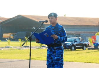 Danlanud RSA Kolonel Pnb Dedy Iskandar, S.Sos., M.M.S., M.Han., saat memimpin  Upacara Bendera 17-an pertamanya mengawali tugasnya sebagai Danlanud RSA, bertempat di Main Apron Lanud RSA, Ranai Natuna, Provinsi Kepri, Senin (17/7/2023).