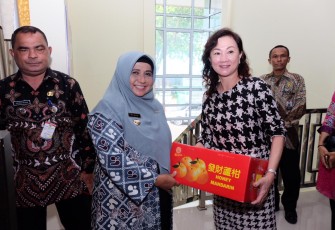 Walikota Rahma Serahkan Sembako Bagi Ketua RT dan RW yang Merayakan Imlek