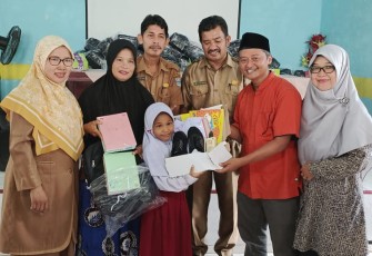 Supriono saat salurkan bantuan Perlengkapan Sekolah di beberapa Sekolah Dasar (SD) di Kecamatan Pasaman pada hari Selasa (7/11/2023).