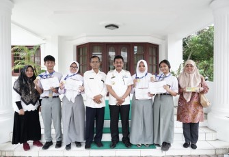 Pj. Wali Kota Tebing Tinggi saat menerima audiensi Kepala Sekolah, guru pembimbing dan 4 siswa SMA Negeri 1 Kota Tebing Tinggi peraih medali emas AISEEF, Rabu (22/02/2023) di rumah dinas Wali Kota.