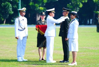 Kepala Staf Angkatan Laut (Kasal) Laksamana TNI Muhammad Ali, S.E., M.M. melantik Perwira Remaja Prajurit Karier (Pa PK) TNI Khusus Tenaga Kesehatan (Susgakes) TA 2023 di lapangan Tridek, Mabes TNI, Cilangkap, Jakarta Timur, Kamis (14/12/2023)