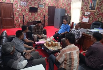 Empat fraksi gabungan saat menemui Ketua DPRD Karanganyar Bagus Selo di ruang kerjanya, Kamis (2/2/2023).