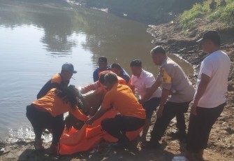 Petugas beserta relawan mengevakuasi mayat perempuan tanpa identitas yang mengapung di sungai Bengawan Solo, Kamis (25/5/2023)