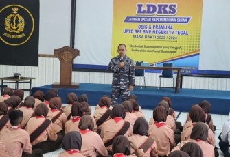 Komandan Pangkalan TNI AL Tegal Letkol Laut (P) Adi Surono, M.T., S.T., M.Tr.Hanla., CTMP., membuka Latihan Dasar Kepemimpinan (LDK) siswa SMP Negeri 19 Kota Tegal yang ditandai dengan Upacara penyambutan dan diikuti oleh 120 siswa bertempat di Lapangan Apel Mako Lanal Tegal, Rabu (13/12/2023)