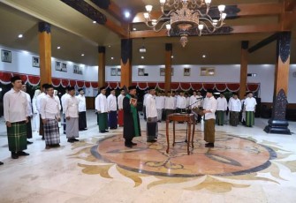 Bupati Trenggalek, Mochamad Nur Arifin, saat mengambil sumpah dan pelantikan 20 pejabat administrator lingkup Pemkab Trenggalek, di Pendapa Manggala Praja Nugraha, Senin (30/10/2023) malam.
