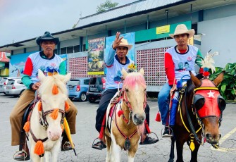 Pemandu kuda wisata Tawangmangu saat pawai simpatik dukung Ganjar - Mahfud, di kawasan Taman Balekambang, Tawangmangu, Karanganyar, Jumat (29/12/2023)