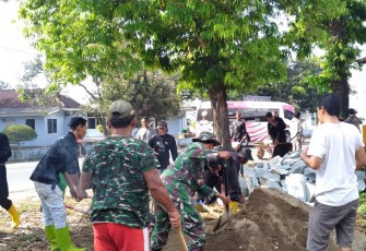 Anggota Koramil 0801/01 Pacitan Kerja Bakti Bersama Masyarakat bangun talud