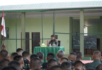 Komandan Korem 143/HO Brigjen TNI Ayub Akbar mengambil jamdan dan menyampaikan kepada seluruh prajuritnya 