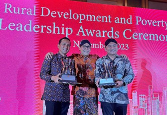 Penghargaan kepada private sector yang berkontribusi pada pembangunan desa dan pengentasan kemiskinan diserahkan saat gala dinner 13th AMRDPE, Selasa (21/11/2923). 
