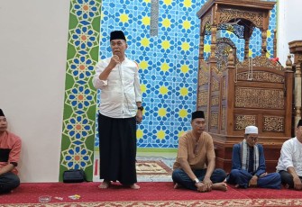 Bupati Natuna Wan Siswandi saat serahkan bantuan sajadah untuk Masjid Al-Muhajiddin, Desa Tanjung Setelung Kabupaten Natuna. Sabtu 9/12/2023.