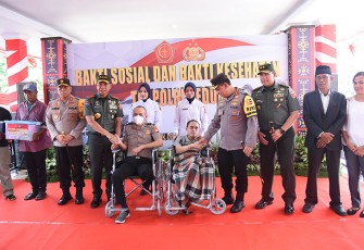 Kapolri Jenderal Polisi Drs. Listyo Sigit Prabowo dan Panglima TNI Jenderal Agus Subiyanto saat Berikan Bantuan Kesehatan Gratis di Maluku, Sabtu (9/12/23).