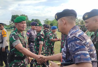 Komandan Wing Udara 3 saat Hadiri Upacara Pengantaran Tugas Satgas Pamtas RI-PNG Kewilayahan Yonif/AVT