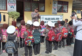 Kedatangan Anak-Anak TK disambut langsung oleh Kapolsek Darul Aman AKP Teuku Syahril, S.E.