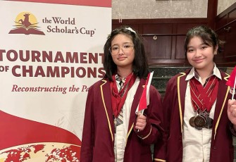 Kakak Beradik Asal Indonesia Aisha Kintan Katiluna dan Neby Raihana Zahra yang berhasil meraih total 11 medali dalam Final Turnamen Akademik Pelajar Kelas Dunia, World Scholar’s Cup (WSC) Tournament of Champions (TOC) yang diadakan di Yale University, USA pada tanggal 8 November 2023.