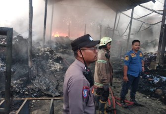 Kondisi gudang penyimpanan kain perca di Dusun Ngelom, Sroyo, Jaten, Kabupaten Karanganyar, ludes terbakar, Jumat (17/3/2023).