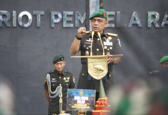 Pangdam, Mayjen TNI Ilyas Alamsyah, S.E., M.Tr.(Han)., CGCAE., memimpin langsung jalannya upacara dalam rangka memperingati Hari Juang TNI AD ke 78, dilapangan Makodam, Trikora, Arfai 1, Manokwari, Papua Barat, pada Jumat (15/12/2023)